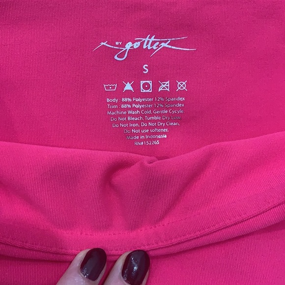 Bright pink gottex leggings. Great for yoga and workouts. They have pockets :) - Picture 7 of 7